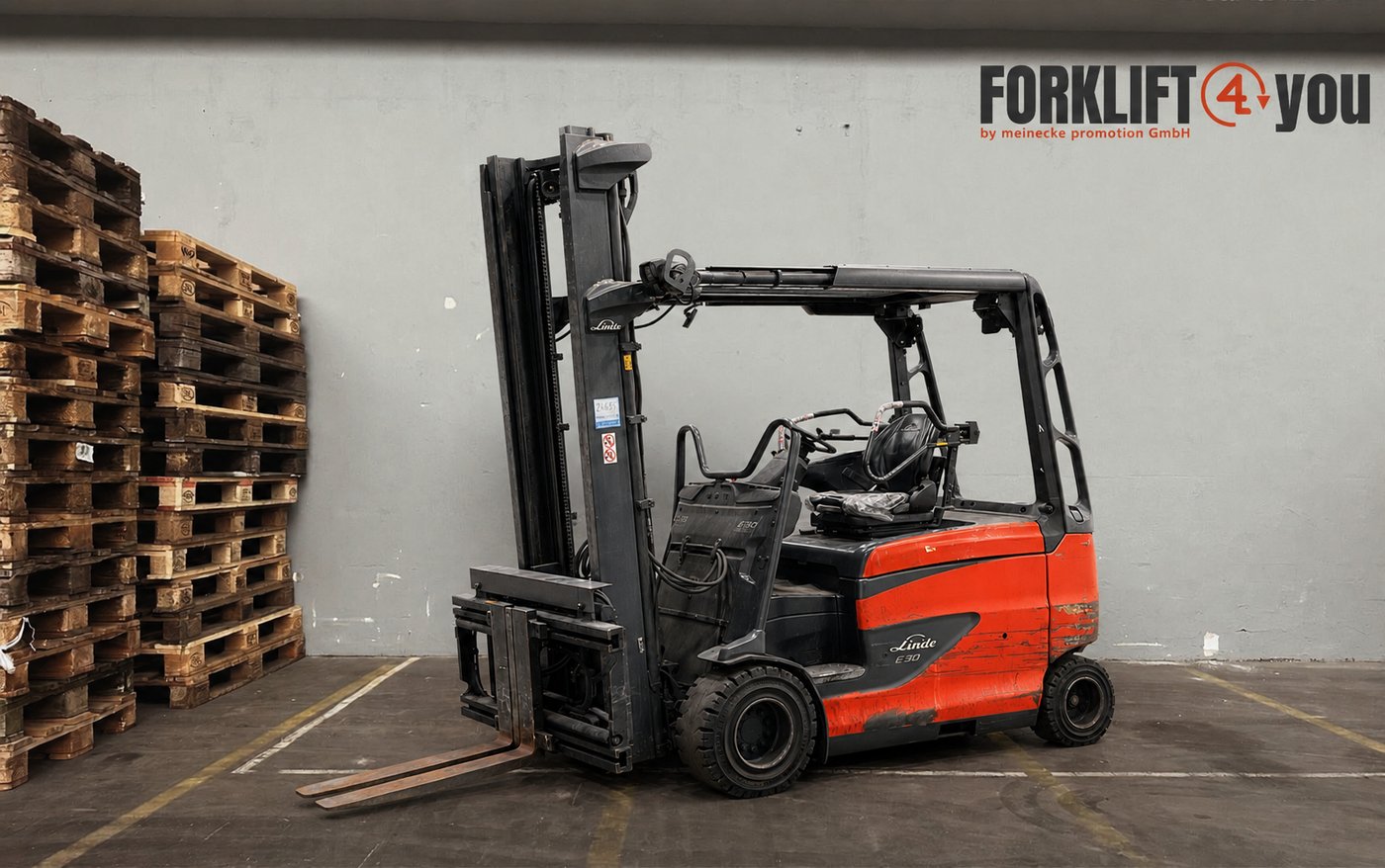 Linde E30 – Seitenansicht mit Mast