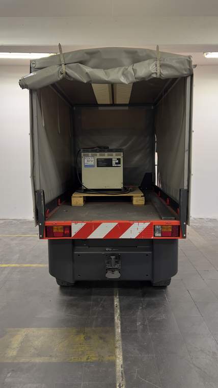 Linde W20 – Ladefläche mit Ladegerät