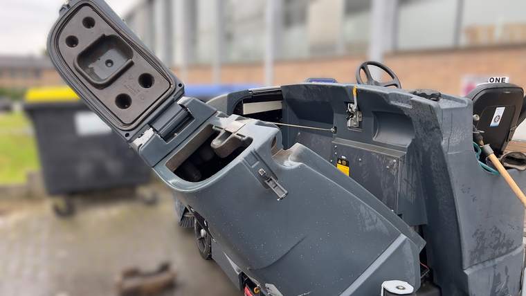 Nilfisk CS7000 – Kehrgutbehälter geöffnet